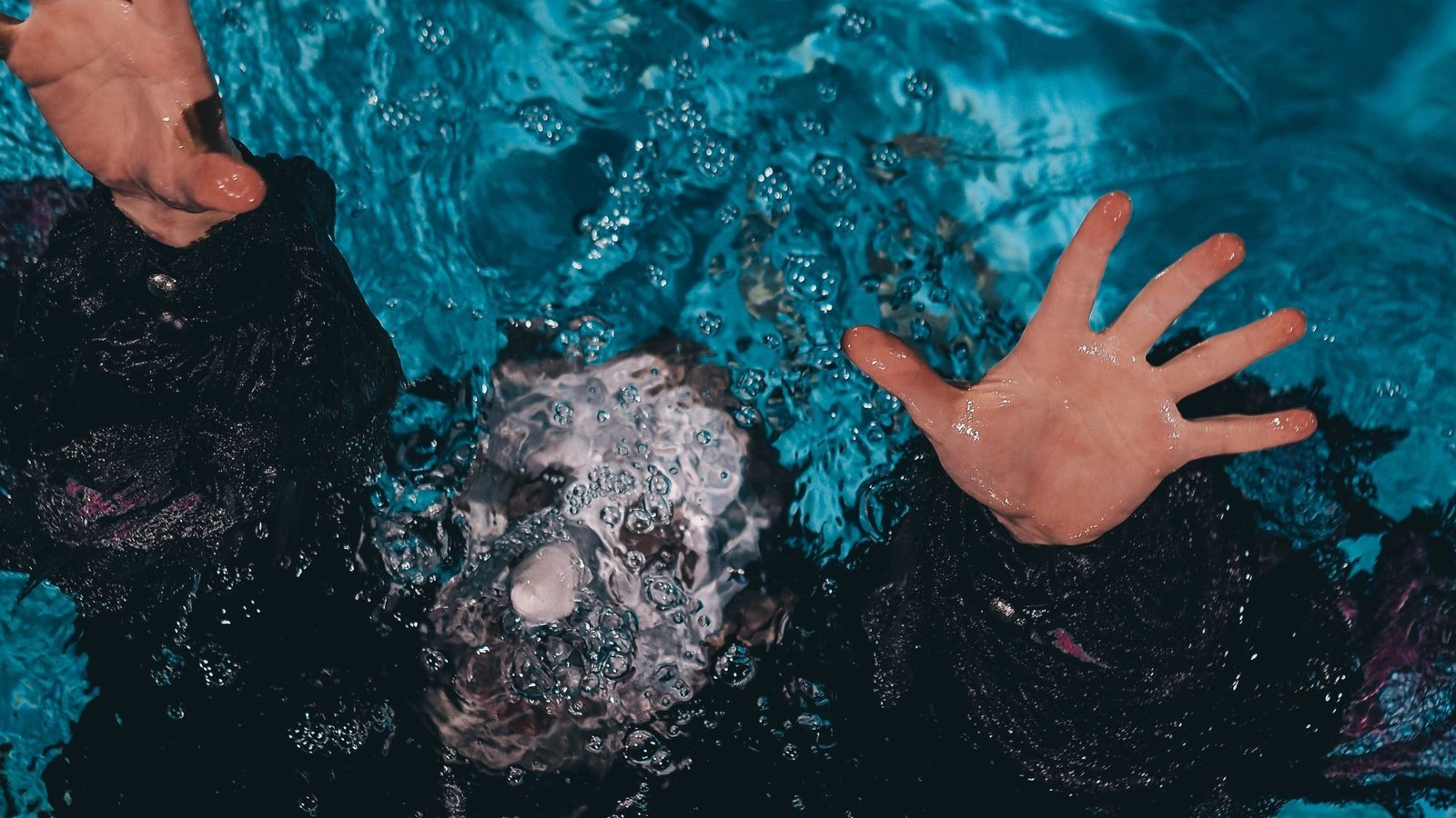 Signs you are about to panic in water survival guide